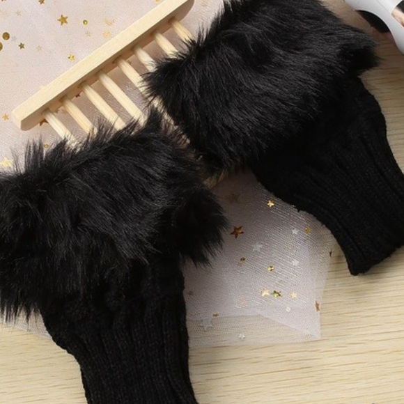 NWT Black Faux Fur Fingerless Gloves - Picture 2 of 4